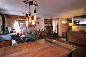 - un salon avec une table et une salle à manger dans l'établissement Appartamento Collomb Ruitor, à La Thuile