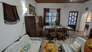 uma sala de estar com um sofá e uma mesa em Villa Messavrisi em Halikounas