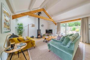 uma sala de estar com dois sofás e uma mesa em The Granary em Camelford