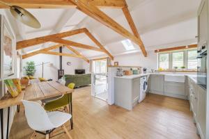 uma cozinha com uma mesa de madeira e uma sala de jantar em The Granary em Camelford