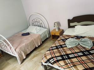 Portela的住宿－Casa Tito Montrond，一间卧室配有两张床和一张带台灯的桌子