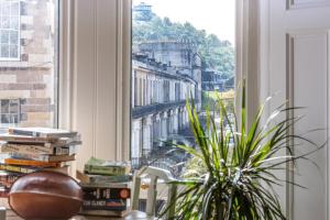 Habitación con ventana con planta y libros en Montgomery Large 2 Bedroom Flat - 5 Mins Walk to City Centre en Edimburgo