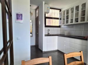 Kuchyň nebo kuchyňský kout v ubytování Stylish 2-Bedroom Apartment Yumbo