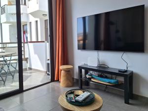 TV a/nebo společenská místnost v ubytování Stylish 2-Bedroom Apartment Yumbo