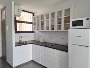 Kuchyň nebo kuchyňský kout v ubytování Stylish 2-Bedroom Apartment Yumbo