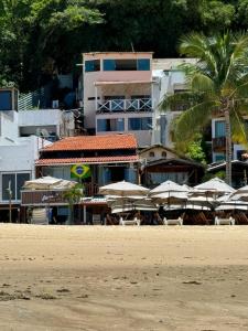 um grupo de guarda-sóis e cadeiras numa praia em Home Superior Nascer do Sol em Cairu