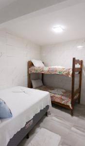 um quarto com duas camas num quarto em Home Superior Nascer do Sol em Cairu