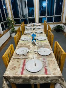 uma mesa longa com pratos e copos em Casa Tito Montrond em Portela