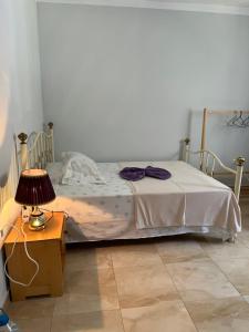 uma cama num quarto com uma mesa e um candeeiro em Casa Tito Montrond em Portela