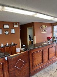 a bar in a waiting room with a counter at Red Carpet Inn Quantico in Dumfries