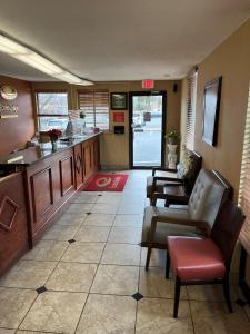 a waiting room with two chairs and a counter and a waiting room at Red Carpet Inn Quantico in Dumfries