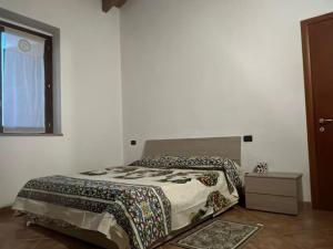 的住宿－ERIK 31Appartamento confortevole，一间带床的卧室,位于带窗户的房间内