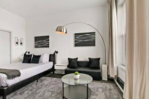 Area tempat duduk di Serene & Contemporary Studio Apartment - Del Prado 817