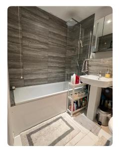 bagno con vasca e lavandino di Quaint and Serene Single room a Londra