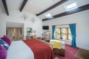 ein Schlafzimmer mit einem großen Bett und einem Fenster in der Unterkunft Cold Cotes Harrogate in Harrogate