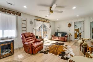 Billede fra billedgalleriet på North Carolina Coupes Retreat with Deck and Grill! i Marble