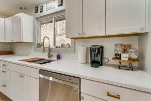 Billede fra billedgalleriet på North Carolina Coupes Retreat with Deck and Grill! i Marble