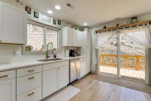 Billede fra billedgalleriet på North Carolina Coupes Retreat with Deck and Grill! i Marble + 16 billeder