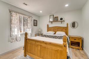1 dormitorio con cama de madera y ventana en Dog-Friendly North Carolina Abode with Deck and Grill!, en Marble