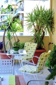 einen Tisch, Stühle und Pflanzen auf einer Terrasse in der Unterkunft City apartment 17 in Athen