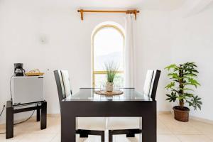 comedor con mesa negra y sillas en Casa Zazen en Amatlán
