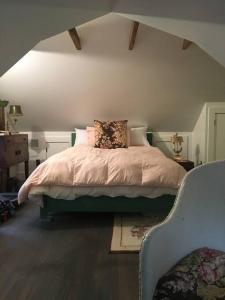 1 dormitorio con cama con almohada en Historic Farmhouse by Nature Preserve, en Charleston