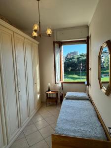 um quarto com duas camas e uma janela em Umanesimo Resort Apartment em Roma