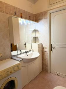 łazienka z umywalką i pralką w obiekcie Umanesimo Resort Apartment w Rzymie