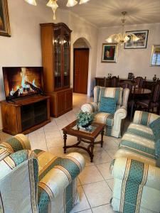 羅馬的住宿－Umanesimo Resort Apartment，带沙发和壁炉的客厅