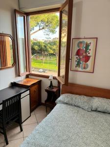 1 dormitorio con cama y ventana en Umanesimo Resort Apartment en Roma