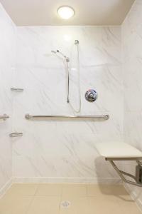 Koupelna v ubytování Memphis Vitality Hotel