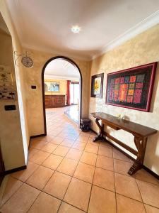 a hallway with a table and an archway in a house at A casa di Ale in Frascati