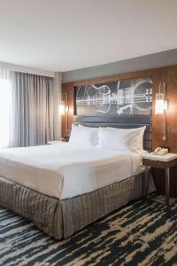 un grande letto bianco in una camera d'albergo di Memphis Vitality Hotel a Memphis