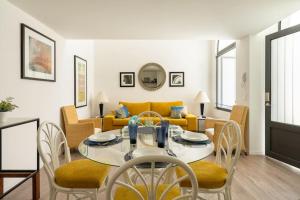 a dining room and living room with a table and chairs at Increíble Loft en Centro Histórico de Guadalajara in Guadalajara