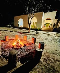 een vuurplaats in het midden van een tuin 's nachts bij Huerto Don Antonio in Parras de la Fuente