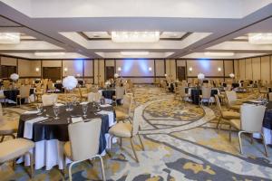 un salón de banquetes con mesas y sillas en una habitación en Memphis Vitality Hotel en Memphis