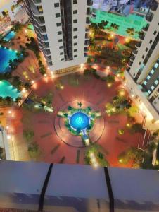 una vista aérea de una fuente en un parque con luces en Kuala Lumpur Center 整套 Suites 无边泳池 Link LRT & MRT KLCC Mall, en Kuala Lumpur