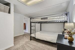 阿瓦達的住宿－2BR Wellness Retreat in Arvada，一间卧室配有两张双层床和一张书桌