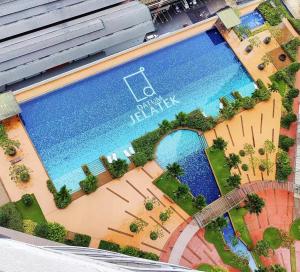 - Acceso a la piscina de un complejo en Kuala Lumpur Center 整套 Suites 无边泳池 Link LRT & MRT KLCC Mall, en Kuala Lumpur