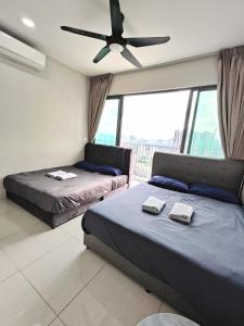 2 camas en una habitación con ventilador de techo en Kuala Lumpur Center 整套 Suites 无边泳池 Link LRT & MRT KLCC Mall, en Kuala Lumpur