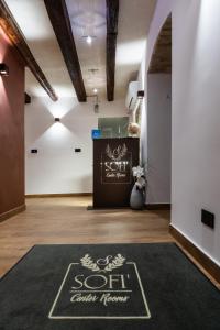 a rug in a room with a sign on the floor at Sofi' Center Rooms in Sciacca