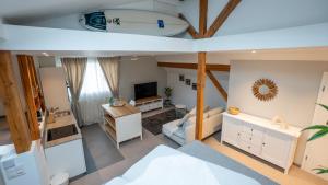 Habitación con 1 dormitorio con tabla de surf en la pared en Hotel & Restaurant Rössli, en Stansstad