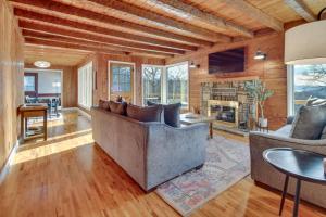 - un salon avec un canapé et une table dans l'établissement Henderson Cabin with Deck and Scenic Lake Views!, à Henderson