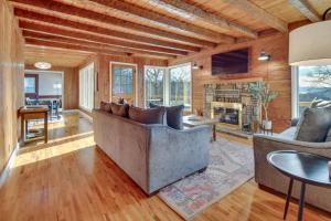 Ruang duduk di Henderson Cabin with Deck and Scenic Lake Views!