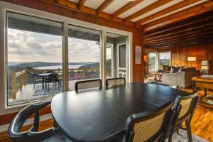d'un balcon et d'une salle à manger avec une table et des chaises. dans l'établissement Henderson Cabin with Deck and Scenic Lake Views!, à Henderson