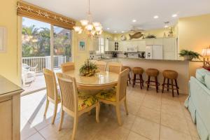 uma cozinha e sala de jantar com mesa e cadeiras em Carefree Cay em Anna Maria
