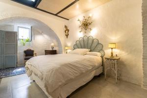 um quarto com uma cama grande num quarto em 4 Apartamentos Independientes en Casa Palacio em San Fernando