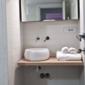 bagno con lavandino, specchio e asciugamani di Maison Michela Sorrento a Sorrento