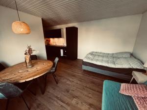 um quarto com uma mesa e uma cama e uma mesa e cadeiras em The Old Hotel Silkeborg - 1TH em Silkeborg