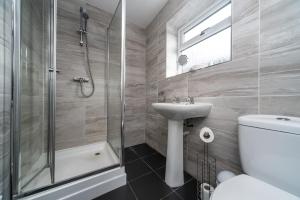y baño con ducha, lavabo y aseo. en Cosy 2BR Apartment with Free Street Parking en Frodingham